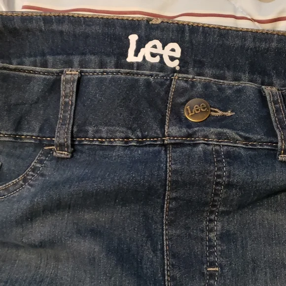 $15 or 2/$20! 🆕️Lee Stretch Denim Jegging Slim Fit Medium, Size 8-10 - Picture 2 of 6